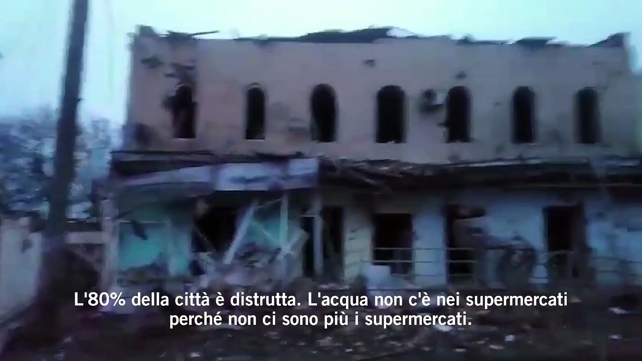 Ucraina, il grido da Izjum: "Non troviamo più acqua nei supermercati e non c'è più neve da bere"