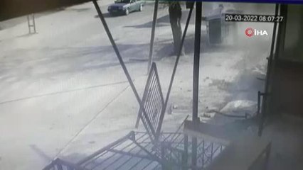 Hafif ticari araç cami merdivenine çarparak böyle devrildi