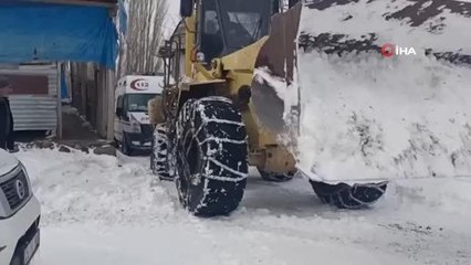 Karlı yolda kalan ambulans, belediye iş makinalarınca kurtarıldı