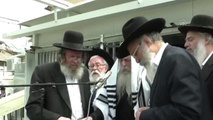 İsrail'de binlerce Ultra-Ortodoks Yahudi önde gelen hahamın cenazesi için toplandı