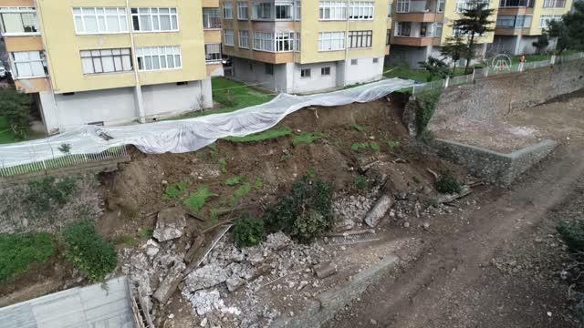 Heyelan nedeniyle istinat duvarı çöken sitenin sakinleri tahliye edildi