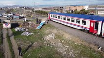 KAHRAMANMARAŞ - Hemzemin geçitte trene çarpan kamyonetteki 2 kişi yaralandı (2)