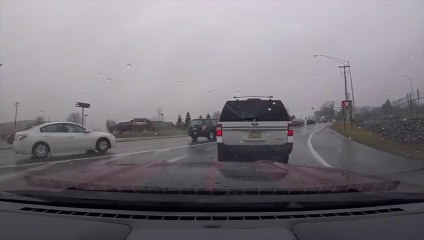 Il double n'importe comment sans se rendre compte que c'était la police... oups