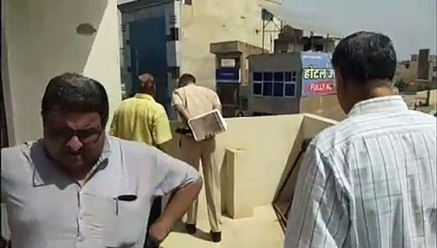Theftतीन दुकानों में छत के रास्ते चोरी की वारदात, नकदी व सामान ले गए