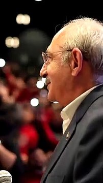 Gençler tarafından 'Bilmem mi, zor günlerimde hep sen yanımda vardın' şarkısıyla karşılanan Kılıçdaroğlu, gözyaşlarını tutamadı