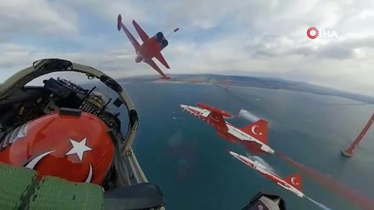 Türk Yıldızları'nın 1915 Çanakkale Köprüsü'nün üzerinde nefes kesen gösterisi