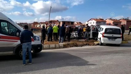 Hafif ticari araçla çarpışan otomobildeki 3 kişi yaralandı