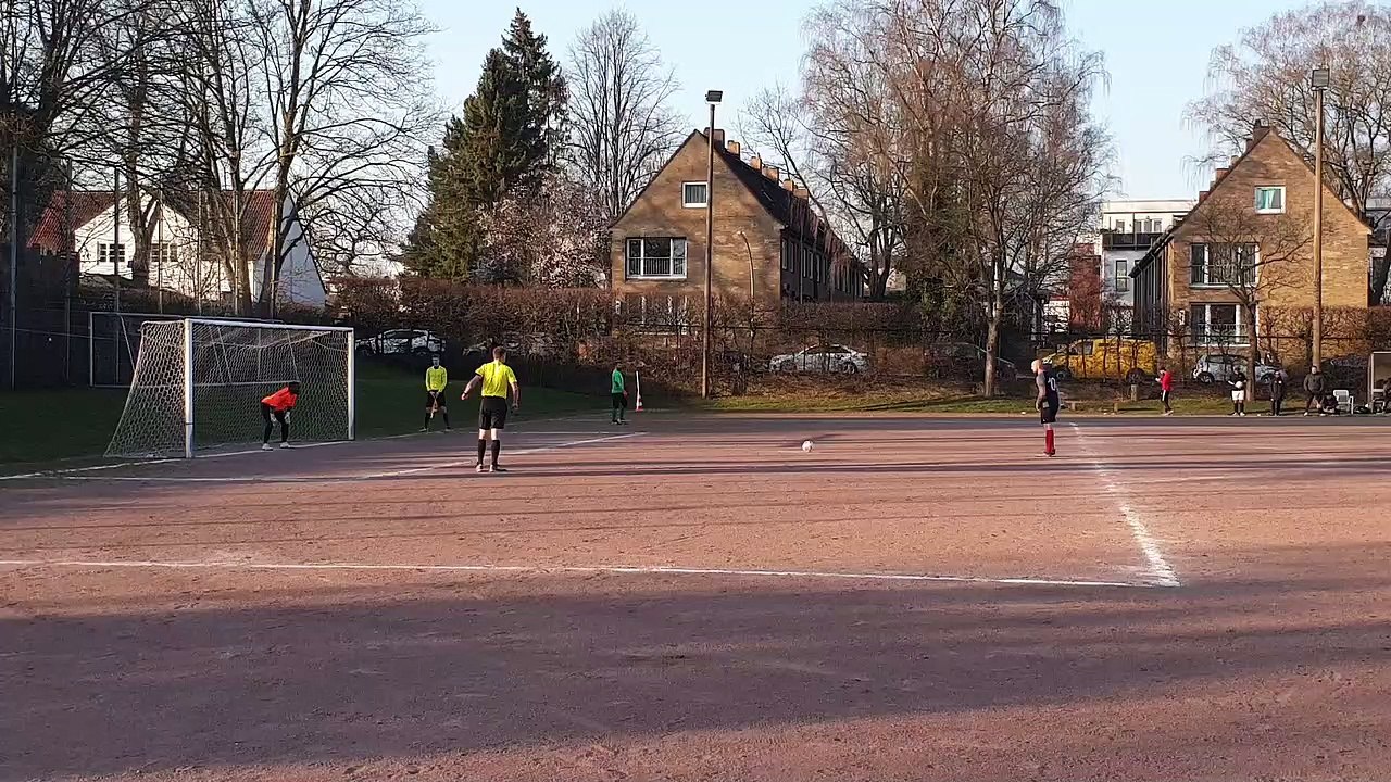 Berg-Keeper Patrick Antwi pariert den Elfmeter von Marco Löffke!