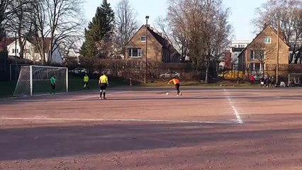 Patrick Antwi, Torwart des FC Hamburger Berg, verwandelt selbst vom Punkt!