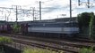 EF65-2097 des Chemins de fer du Japon traverse Kakegawa avec son train de marchandises, Japanese freight train