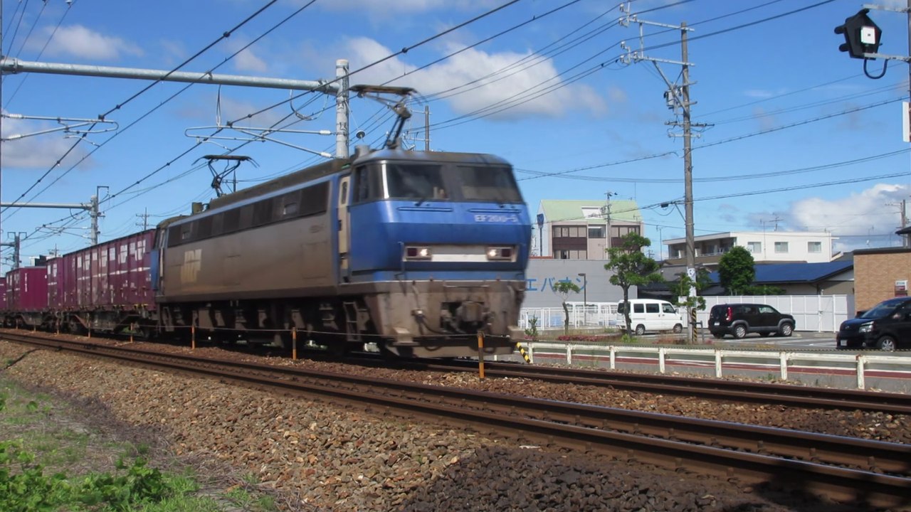 Japan Railways EF200-5 with a freight train in Kakegawa 電気機関車EF200-5は東京に向かって掛川を駆け抜けます