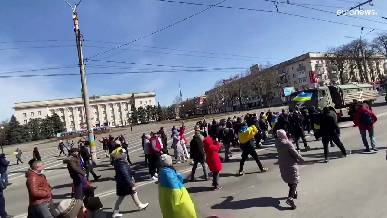 شاهد: أوكرانيون مدنيون يحتجون سلميا ويجبرون عربتين روسيتين عسكريتين على التراجع في خيرسون