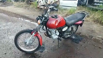 Moto parada, inicia curto e incendeia no Bairro São Cristóvão