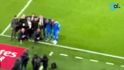 Laporta y Xavi saltaron al césped para celebrar la victoria en el Clásico