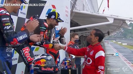 Jokowi Berikan Trofi Juara MotoGP Mandalika ke Miguel Oliveira