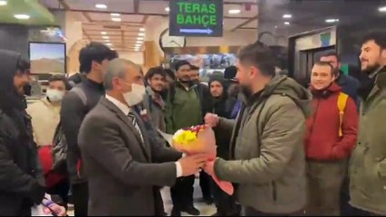 El ele tutuşan çifti ayıran şef garsona çiçek: Siz kötülüğe müdahale ettiniz