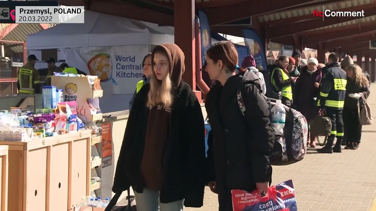 شاهد: لاجئون قادمون من أوكرانيا  يغادرون بولندا إلى دول أوربية أخرى