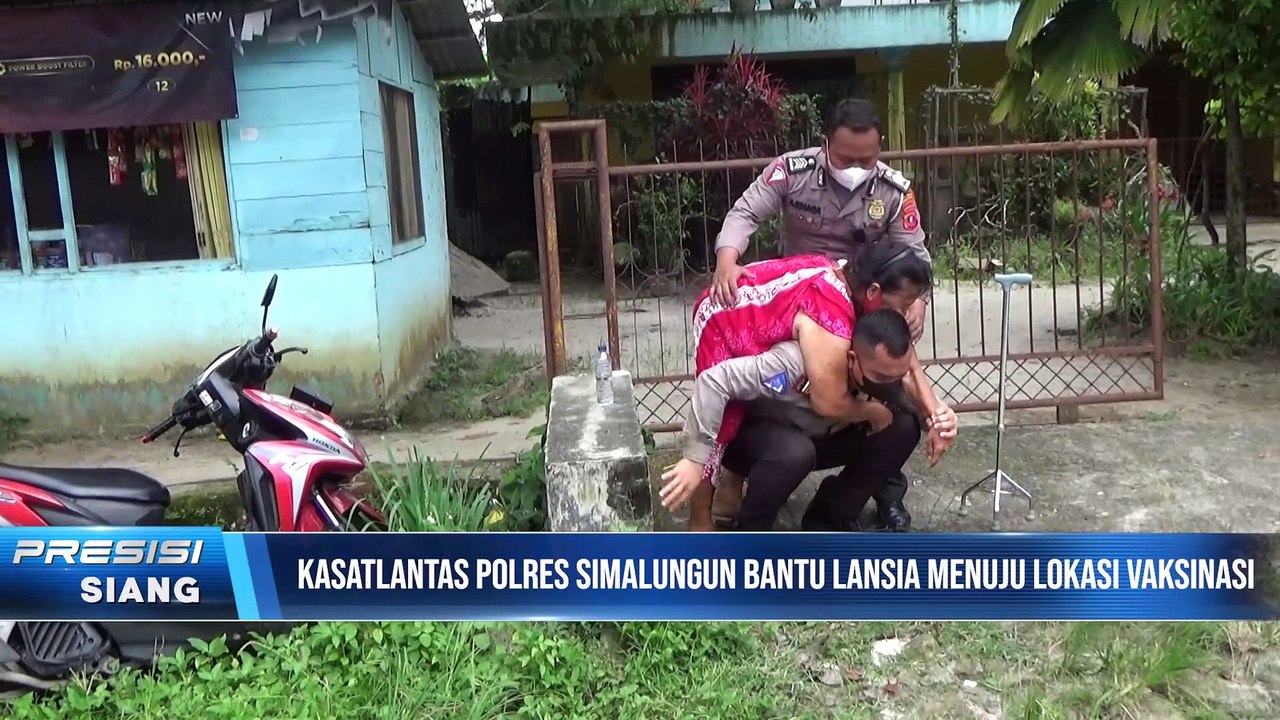 Aksi Humanis Akp Hendrik Gendong Nenek Lansia Ketempat Vaksinasi