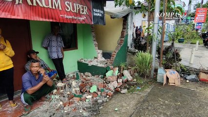 Diduga Rem Blong, Bus Pariwisata Tabrak Warung
