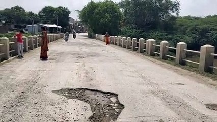यह कैसी टोल रोड, उधड़ रही फि र भी वसूल रहे है टोल