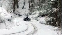 Karlı yolda traktörle drift yaparken uçuruma yuvarlandı