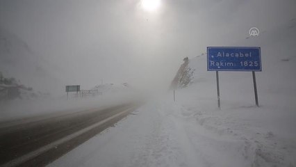 Antalya-Konya kara yolu kar nedeniyle tır geçişlerine kapatıldı