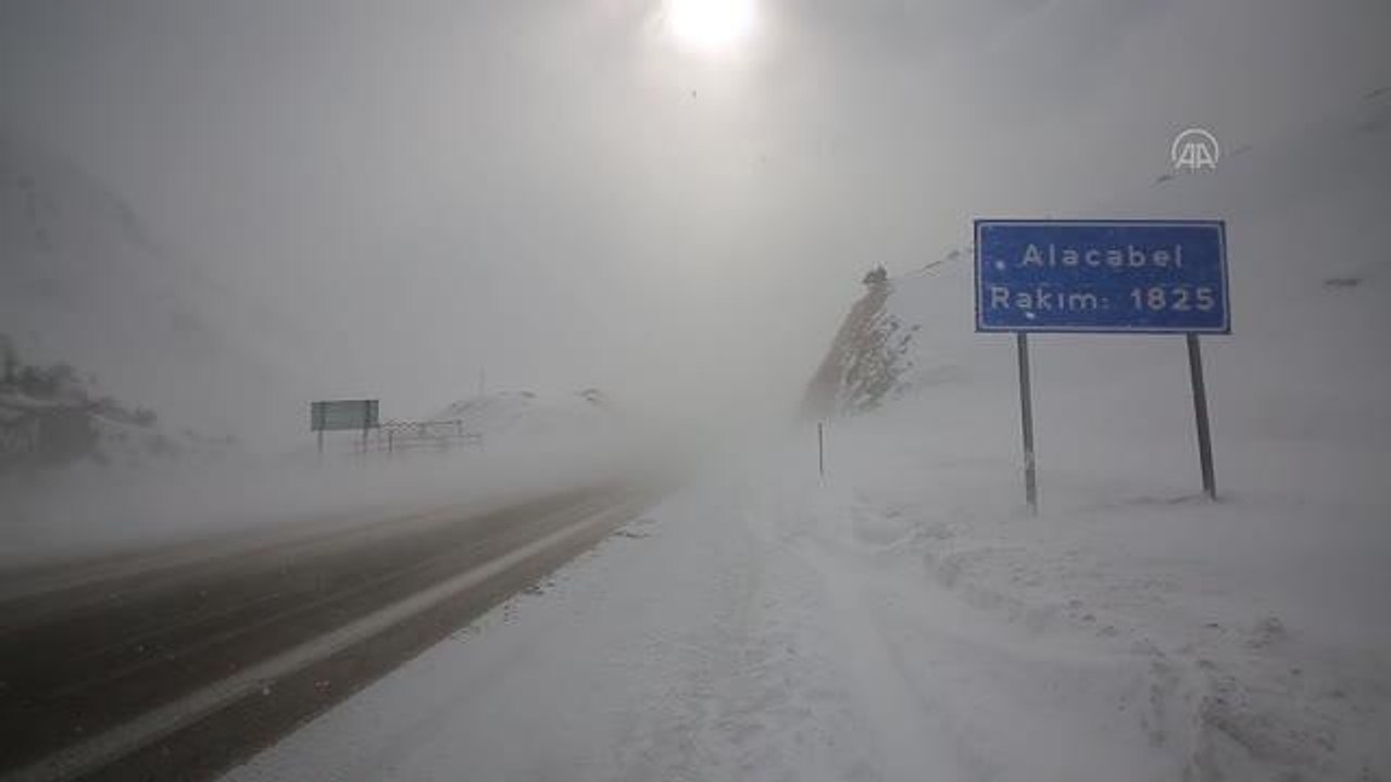 Antalya-Konya kara yolu kar nedeniyle tır geçişlerine kapatıldı