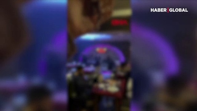 Ataşehir’de türkü barda kavga! Şarkıcıya bardak ve şişe attılar! Sandalyeler havada uçuştu