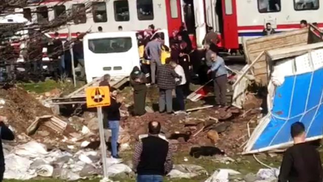 Kamyonet ve tren, hemzemin geçitte çarpıştı! 2 kişi yaralandı, 41 küçükbaş telef oldu