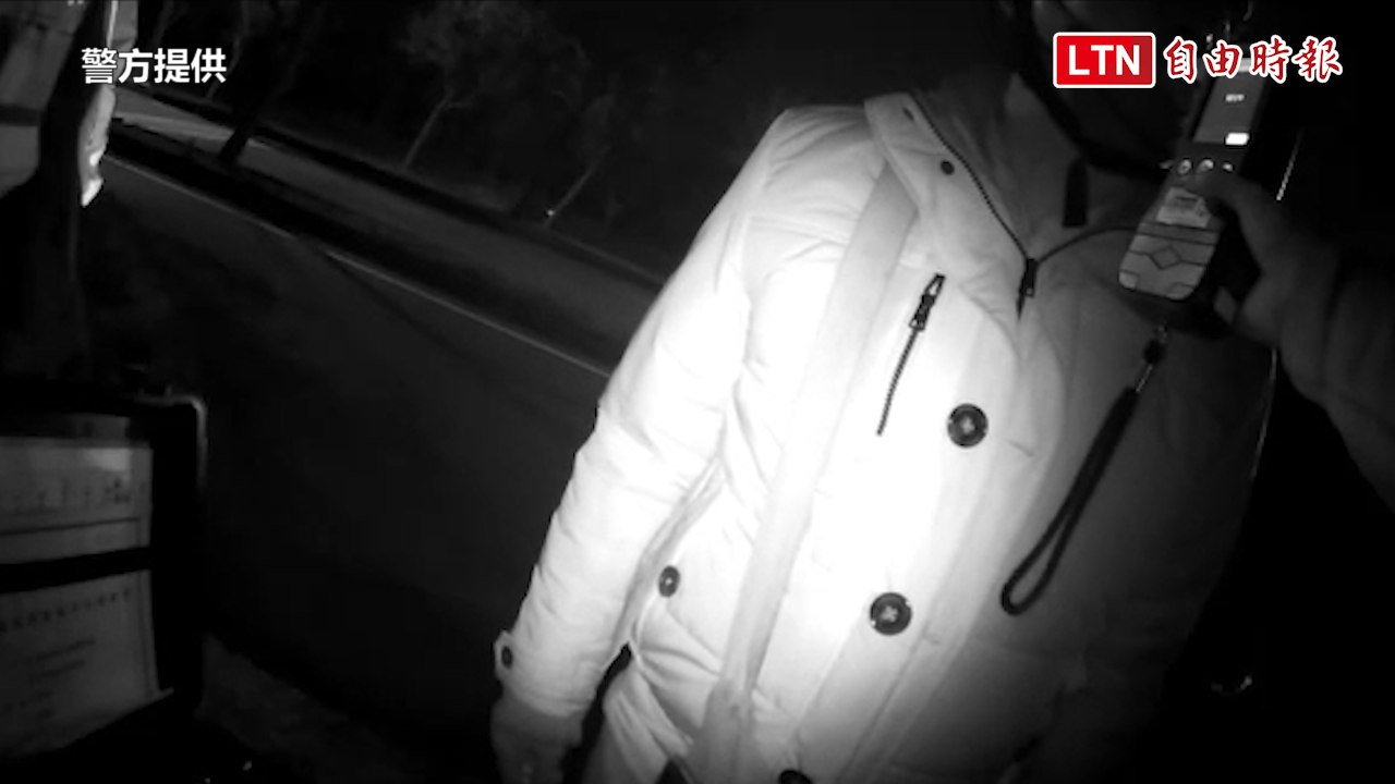 車身晃得太厲害！騎士辯載水桶不穩 酒精檢知器讓他露餡 (警方提供)
