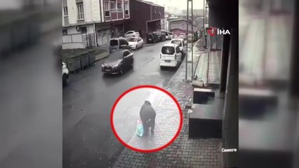 Küçük çocuğun yere düşürdüğü telefonu alıp yoluna devam etti