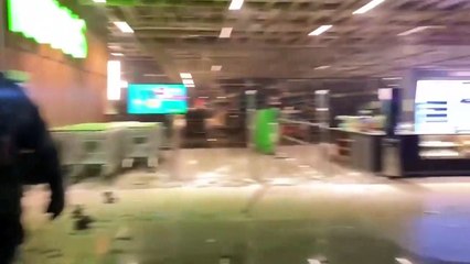 "Bombardeamento inimigo" atinge centro comercial em Kyiv. Eis as imagens