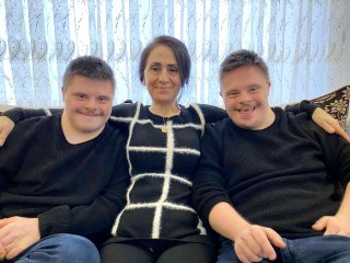 Down sendromlu çift yumurta ikizleri, gelişimleriyle herkese ilham oluyor