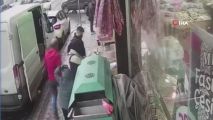 Eyüpsultan'da şaşkına çeviren olay: Küçük çocuk tanımadığı birinin yumruklu saldırısına uğradı... O anlar kamerada