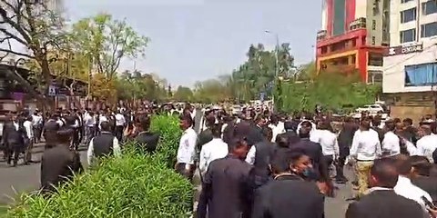 दो बेटियों के लिए सड़क पर उतरे वकील, दी चेतावनी, देखें वीडियो