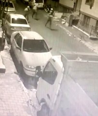 Son dakika haberi: Sultangazi'de kapkaç kamerada... Yolda yürüyen adamın cep telefonu alıp kaçtılar