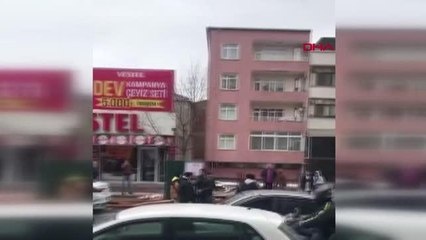ARNAVUTKÖY'DE TEKMELİ YUMRUKLU KAVGA