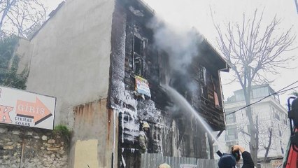 100 yıllık bina alevlere teslim oldu