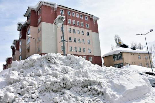 BİTLİS'TE 116 KÖY YOLU KAPALI; 1 İLÇEDE TAŞIMALI EĞİTİME 'KAR' ENGELİ