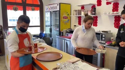 Down sendromlu kafe çalışanları her ay annelerini sevindiriyor