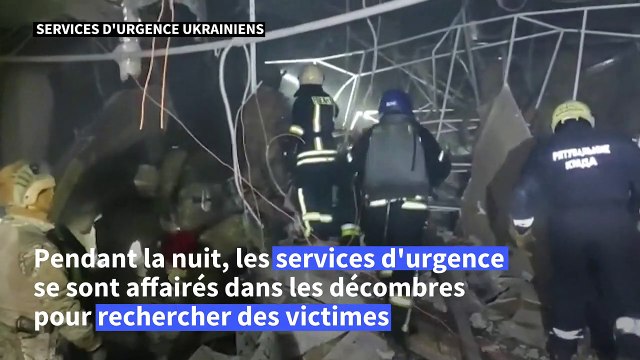 Ukraine: les secours extraient un homme des décombres après un bombardement