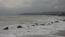 Karadeniz'de 2 metreyi bulan dalgalar Samsun sahilinde tahribata yol açtı