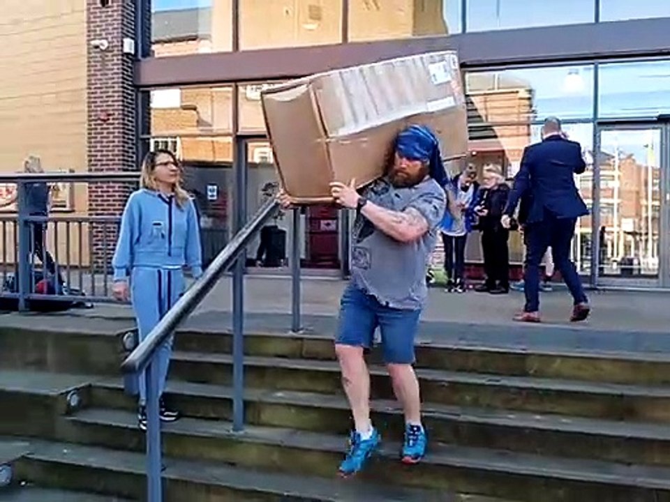 Worksop Guardian - Lorry loaded to send items to help refugees fleeing Ukraine