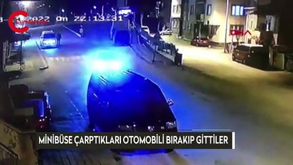 Minibüse çarptıkları otomobili bırakıp gittiler