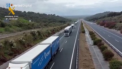 La Guardia Civil escolta un convoy de 23 camiones en Mérida para evitar los piquetes