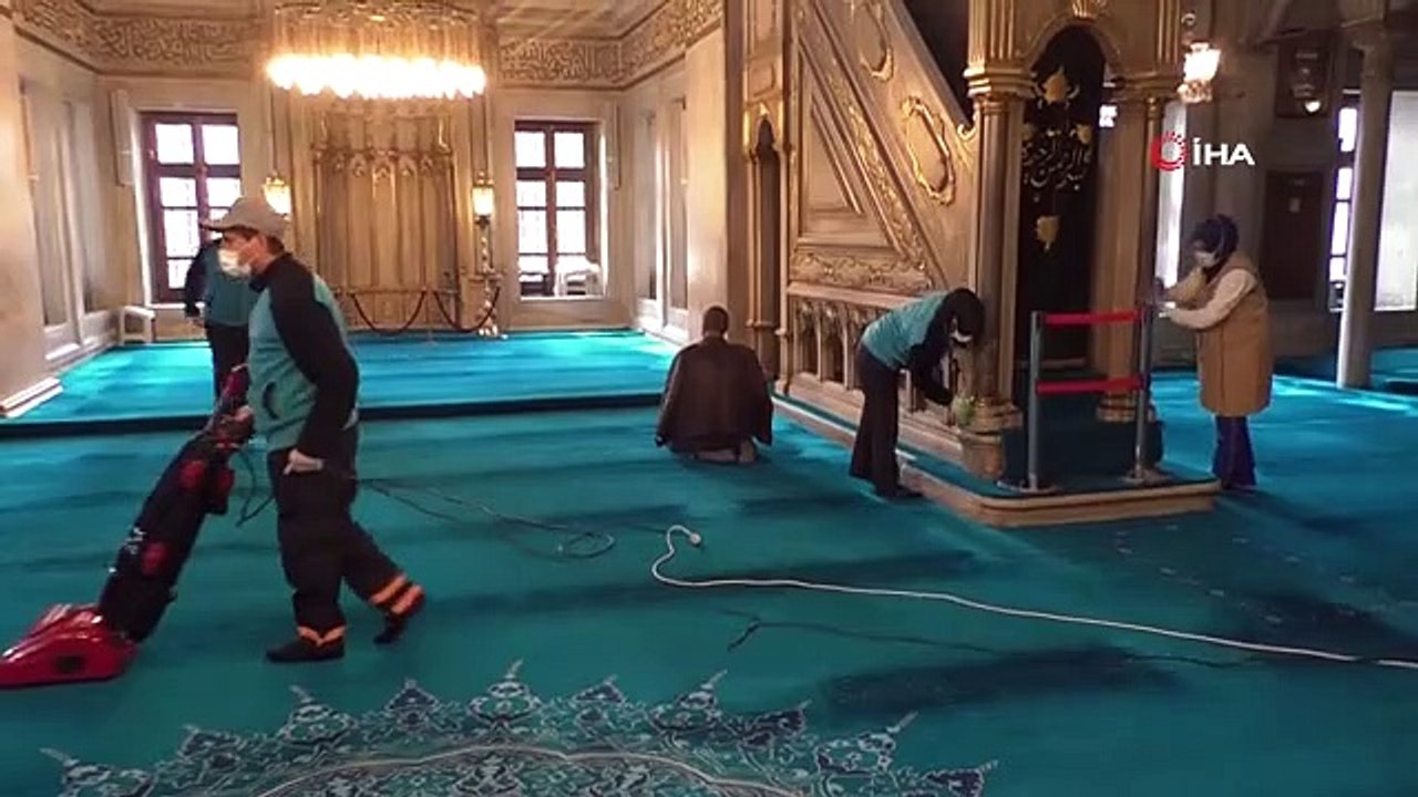 Eyüp Sultan Camii ve Meydanı gül suyu ile yıkandı