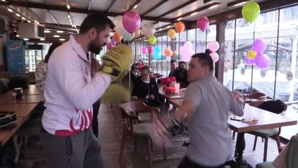 Down sendromlu gençler sporcularla boks yaptı