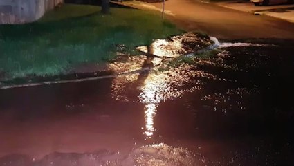Rompimento de rede provoca grande vazamento de água no Bairro Morumbi
