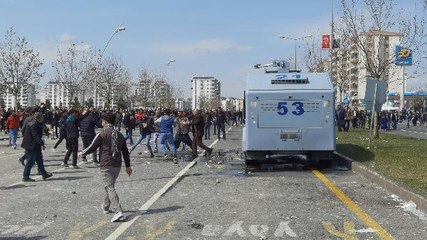 Download Video: DİYARBAKIR'DA HDP'NİN NEVRUZ ETKİNLİĞİ; PKK LEHİNE SLOGAN ATANLARA GÖZALTI