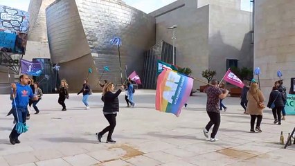 Las trabajadoras de limpieza del Museo Guggenheim de Bilbao celebran el fin de la huelga"